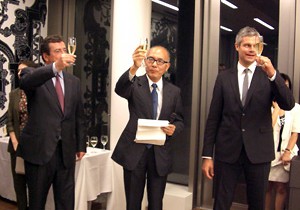 ２）乾杯、左よりフォール仏大使、久米会長、ウオーキエ大臣