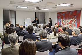 在日フランス商工会議所の会議室をお借りして開催。みなさん熱心に耳を傾けます。