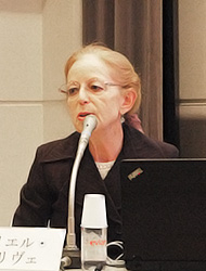 日本で子育てを経験した、上智大学外国学部教授のフランス人、Muriel Jolivet(ミュリエル・ジョリヴェ)さん。1973年来日、早稲田大学修士課程修了。2003年、フランス政府より国家功労勲章を受章。主な著書に、「Homo Japonicus」(「ニッポンの男たち」)、「子供不足に悩む国、ニッポン」、「フランス新男と女ー幸福探し、これからのかたち」など。