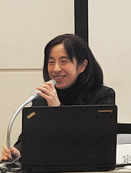 本日のテーマの対策を担当されていらっしゃる、厚生労働省雇用均等・児童家庭局総務課長の定塚由美子さん。東京大学法学部卒業後、労働省入省。米国労働省における半年間の研修、2004年内閣府男女共同参画局推進課長を経て現職に。共著に「ワーク・ライフ・バランスー仕事と子育ての両立支援」、「家族のための総合政策(2)」などがある。