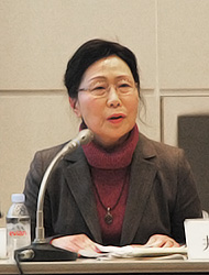コメンテーターの、獨協大学名誉教授の井上たか子さん。現代フランス・ジェンダー研究、主な著書に、「フランス女性はなぜ結婚しないで子供を産むのか」、「EUのジェンダー平等政策とフランス」、新書に「フランスのワーク・らいふ・バランスー男女平等政策入門:EU、フランスから日本へ」など。