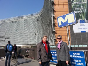 増改築中のEU本部横で バサール担当官とセイエッタ担当官