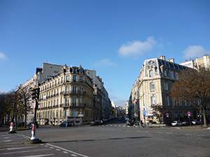 整然としたパリの街（オスマン風建築物と見透しの良い通り）
