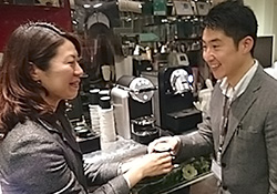 来場者にご自慢のコーヒーを振舞う、ネスレ ネスプレッソの倉岡美和さん