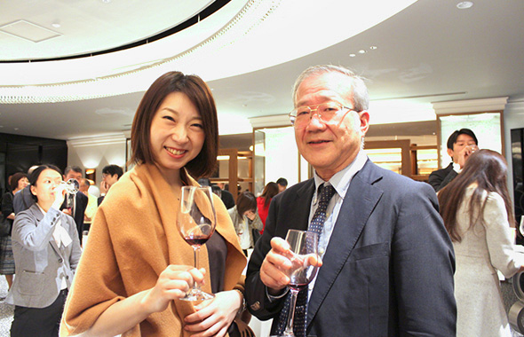 ワインの勉強をもっとしたいという内田さんとヨーロッパでの経験を生かして味わっていた藤野さん。