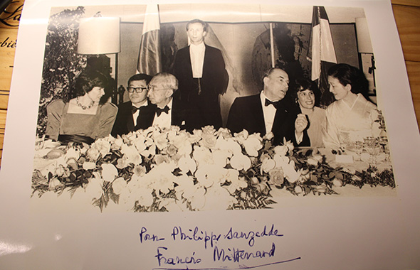 昭和天皇とミッテラン元仏大統領の晩餐会で、給仕長を務めた際の写真。下には元大統領のサインが。(写真はフィリップ・ソーゼッドゥ氏所蔵)