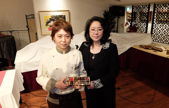 「信念のあるショコラの作り手として、皆さまにご紹介できることを誇りに思います」高級ショコラの輸入とプロモーションを手がける、パリクラブ会員の加藤さよ子さん(右)