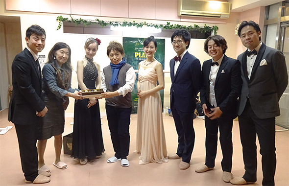 上演後、輝く会第2回に登場頂きました才村シェフよりショコラの贈呈がありました