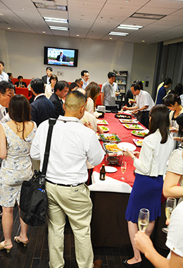 おいしい料理とお酒で盛り上がった懇親会の様子