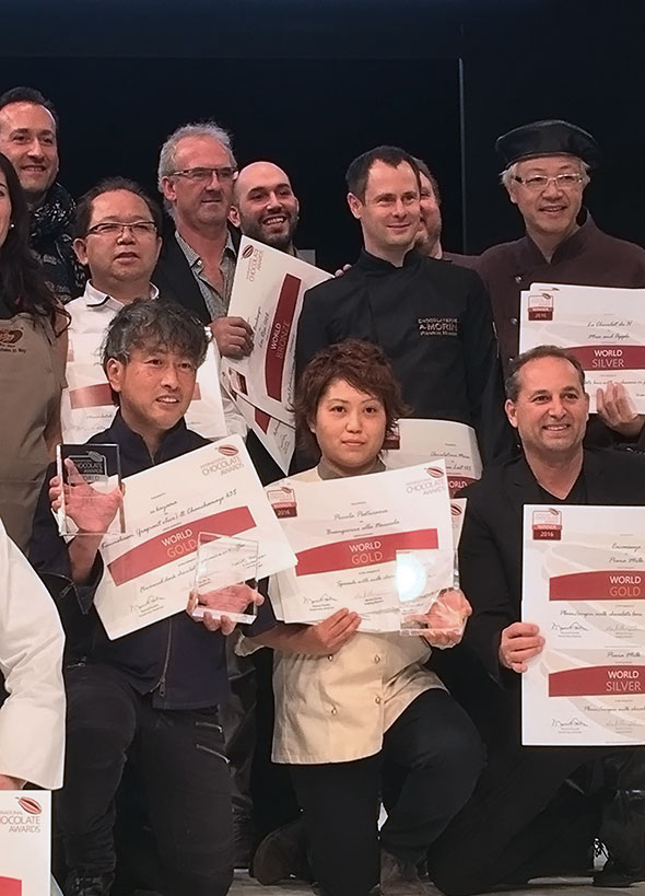 インターナショナルチョコレートアワード2016世界大会 受賞作品: 1。金賞とクリスタルの盾:ボンジョルノクリーム ノッチョーラ(ヘーゼル ナッツ) 2。金賞:ランポーネとアーモンド(ボンボンショコラ) 3。金賞: ピッコロジャンドウィア 2014・2015・2016年世界チャンピオン3連覇達成。 4。銀賞:クレミーノ トレコローリ 5。銀賞:ボンジョルノクリーム ザバイオーネ 6。銀賞:タブレット ジャンドウィア 7。銅賞:クレミーノ クロカンテ