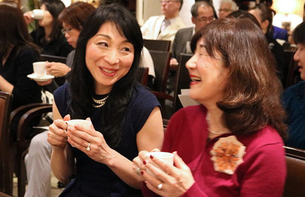 美味しさにおもわず笑顔がこぼれる白澤様(左側)。