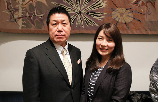 サイペイント株式会社の田端社長（左）と社長室の上野さん