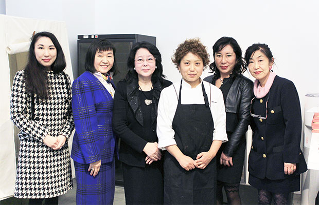 才村シェフ、yumiko saimura総代理店の加藤さん、本イベントを企画した「輝く会実行委員会」のメンバー一同