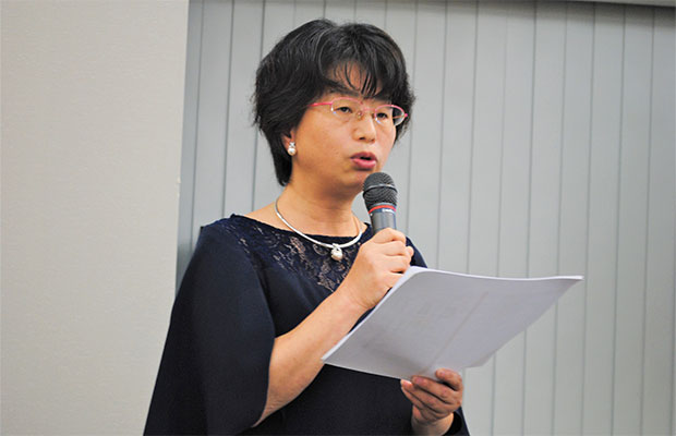 松平氏のプロフィールを紹介する山木美香氏