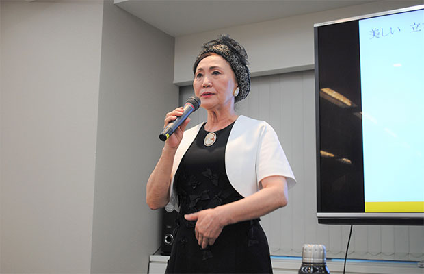 「丹田とその真後ろとに力を入れて姿勢を押さえると、(姿勢が)ブレません」