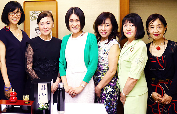 パリクラブ理事のみなさんと先生との記念撮影(左から伊藤理事、松平先生、コーシア先生、児玉理事、岩間理事、森副会長)
