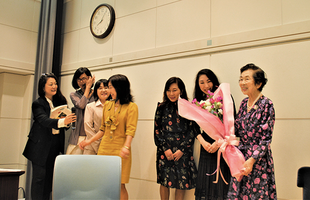 講演後にパリクラブ輝く会のみなさんから、鮫島さんへ花束が贈呈されました