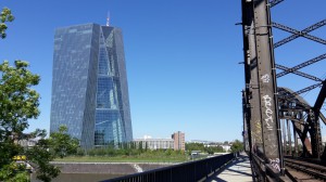 「フランクフルト南郊外マイン川沿いに聳え立つ欧州中央銀行本部のビル 筆者撮影2017年夏