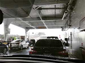 レヴィ市民の足となるフェリーに車ごと乗り込む