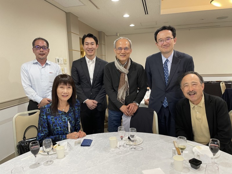 足立前会長（前列左）と宮原元会長（前列右）のテーブル