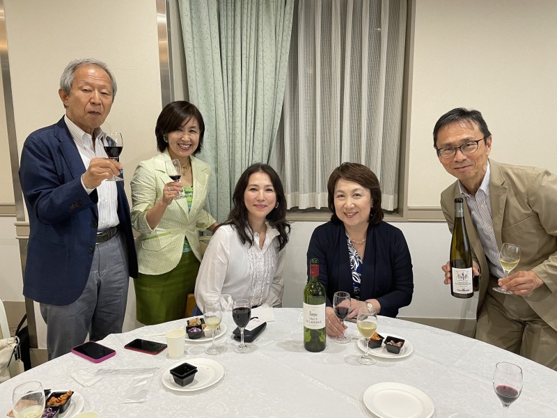 吉川講師（右から２人目）と森会長（左から２人目）のテーブル