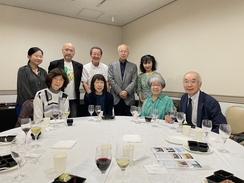 担当の中村（右端）と「フランス語友の会」の仲間のテーブル